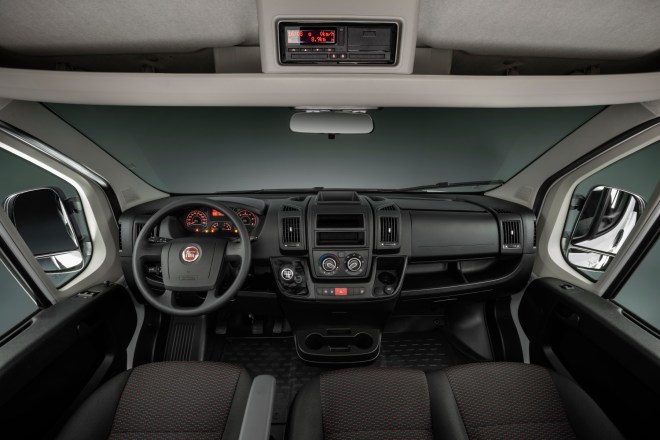79e96a4d-novo-fiat-ducato-modelo-2023-minibus-executivo-branca-interior-painel-estatica-no-estudio
