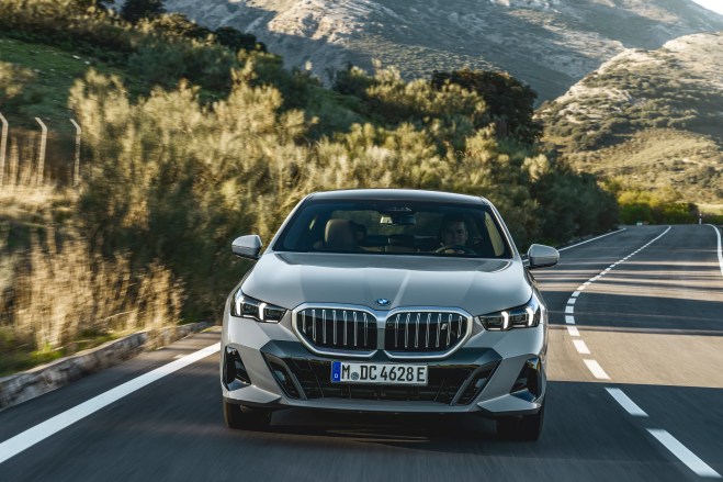 P90505030_highRes_the-new-bmw-i5-edriv